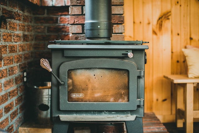 Topení dřevem versus tepelné čerpadlo